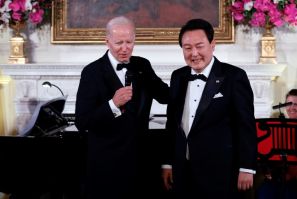 Presiden AS Joe Biden (kiri) mengadakan makan malam kenegaraan untuk menghormati Presiden Korea Selatan Yoon Suk Yeol (kanan) di Gedung Putih
