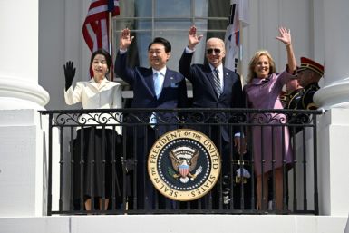 Presiden Yoon Suk Yeol sedang dalam kunjungan kenegaraan selama enam hari ke Amerika Serikat, di mana dia dan rekannya Joe Biden membahas peningkatan perisai keamanan AS untuk Korea Selatan