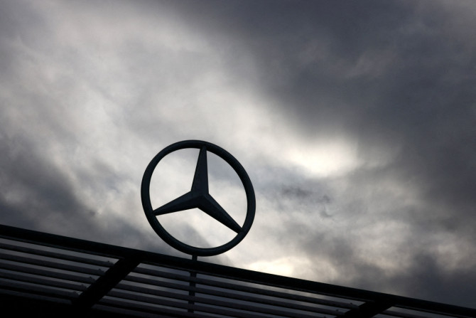 Logo Mercedes-Benz terlihat di luar dealer mobil Mercedes-Benz di Brussels