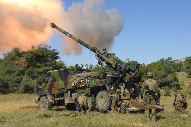 Anggota tentara Prancis menembakkan sistem artileri Howitzer selama latihan menembak intensitas tinggi di Canjuers, Prancis tenggara, pada 11 Oktober 2021