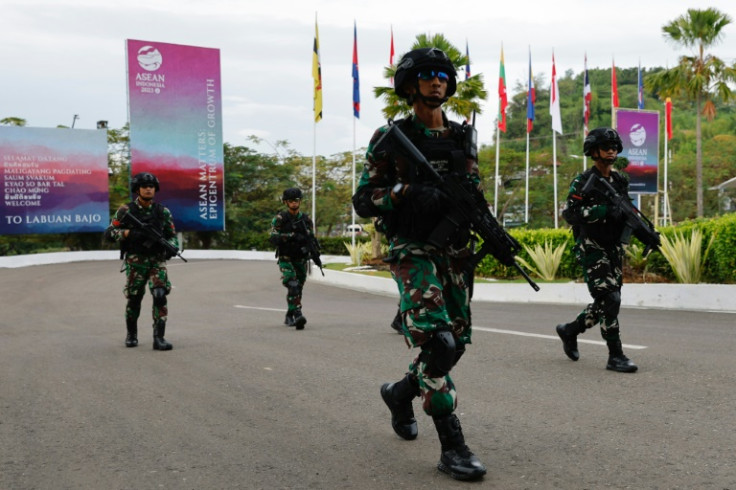 Pasukan keamanan Indonesia berpatroli di bandara Internasional Komodo menjelang pertemuan ASEAN hari Selasa di Indonesia