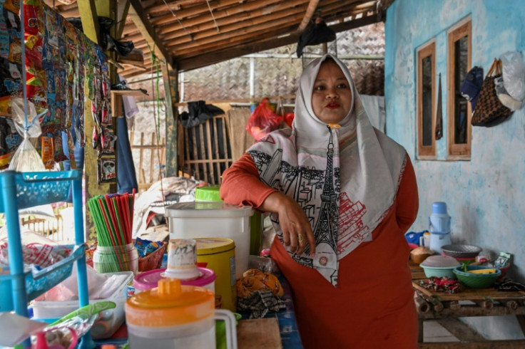 Aslem mengatakan dia ditipu dari tabungan hidupnya oleh seorang penipu yang sekarang menghadapi persidangan atas penipuannya, dan tuduhan membunuh sembilan korbannya.