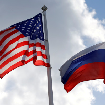 Bendera negara bagian Rusia dan AS berkibar di dekat sebuah pabrik di Vsevolozhsk