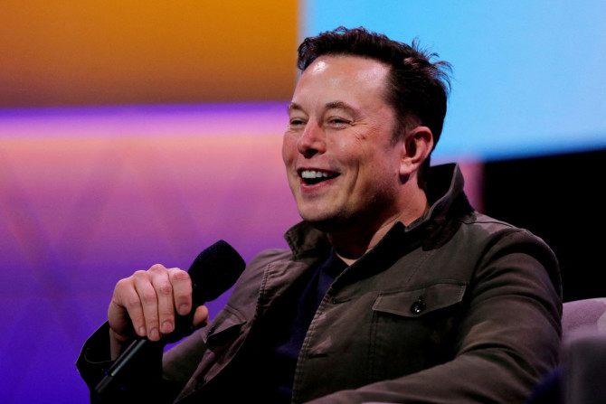 Pemilik SpaceX dan CEO Tesla Elon Musk berbicara selama percakapan dengan desainer game legendaris Todd Howard di konvensi game E3 di Los Angeles