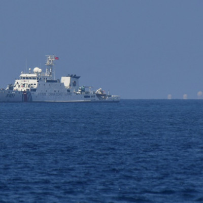Sebuah kapal penjaga pantai China berpatroli di Laut China Selatan yang disengketakan pada 21 April 2023