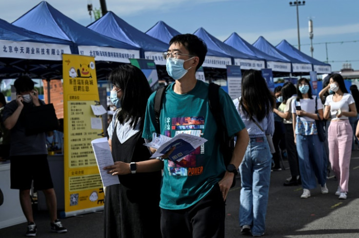 Perlambatan ekonomi China telah membuat jutaan anak muda bersaing sengit untuk mendapatkan pekerjaan yang semakin menipis dan menghadapi masa depan yang semakin tidak pasti.