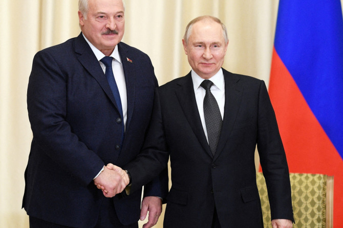 Presiden Rusia Vladimir Putin bertemu dengan Presiden Belarusia Alexander Lukashenko di luar Moskow
