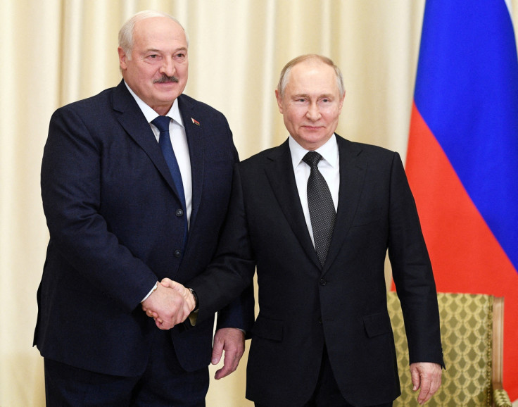 Presiden Rusia Vladimir Putin bertemu dengan Presiden Belarusia Alexander Lukashenko di luar Moskow