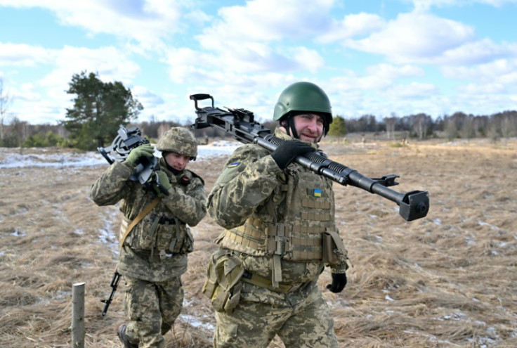 Tentara Ukraina membawa senapan mesin berat saat mereka berlatih di dekat zona eksklusi Chernnobyl