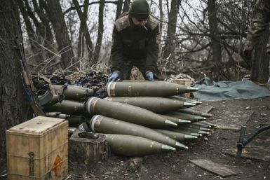 Seorang prajurit Ukraina menyiapkan peluru artileri 155mm di dekat Bakhmut, Ukraina timur, pada akhir pekan. Kyiv mengeluh bahwa pasukannya harus menjatah senjata mereka