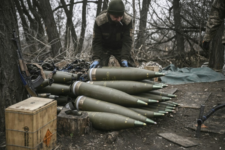 Seorang prajurit Ukraina menyiapkan peluru artileri 155mm di dekat Bakhmut, Ukraina timur, pada akhir pekan. Kyiv mengeluh bahwa pasukannya harus menjatah senjata mereka