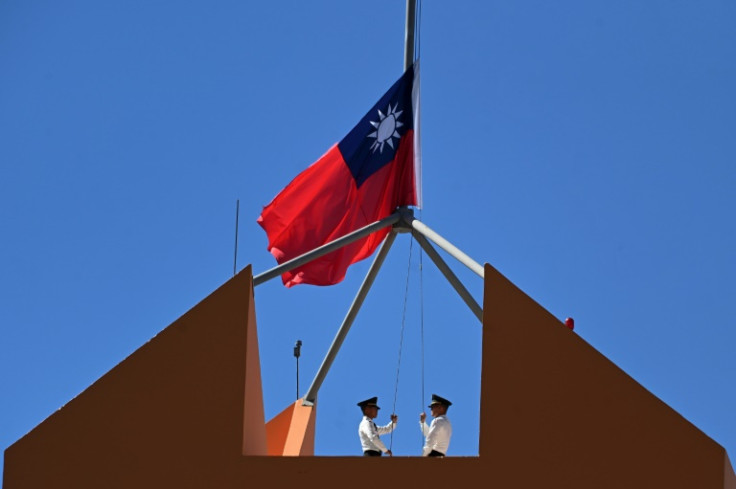 Personel korps marinir Taiwan menurunkan bendera pulau itu dari atap kedutaan Taiwan di Tegucigalpa pada 26 Maret 2023, ketika Tiongkok dan Honduras memulai hubungan diplomatik resmi