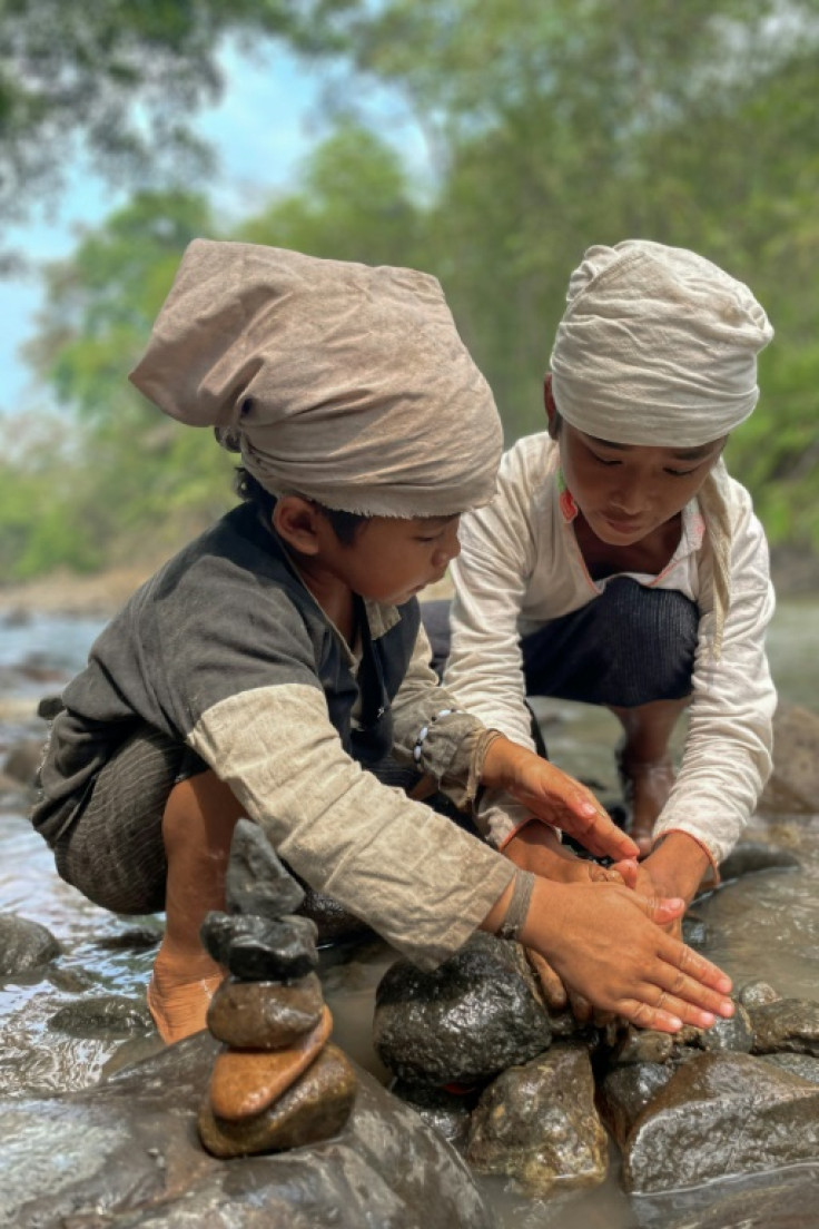 Anak-anak asli Baduy bermain di Desa Kanekes