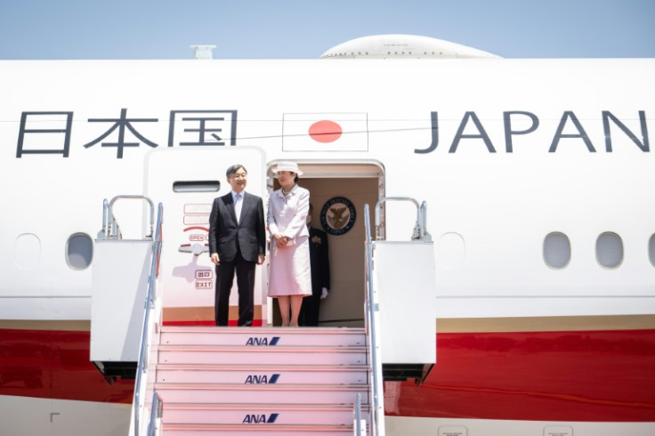 Kaisar Jepang Naruhito (kiri) dan Permaisuri Masako naik pesawat di Tokyo pada hari Sabtu menuju Indonesia