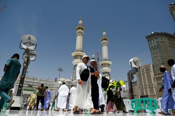 Peziarah di luar Masjidil Haram, tempat kipas dipasang untuk mendinginkan mereka saat suhu naik menuju 45 derajat Celcius (113 derajat Fahrenheit)