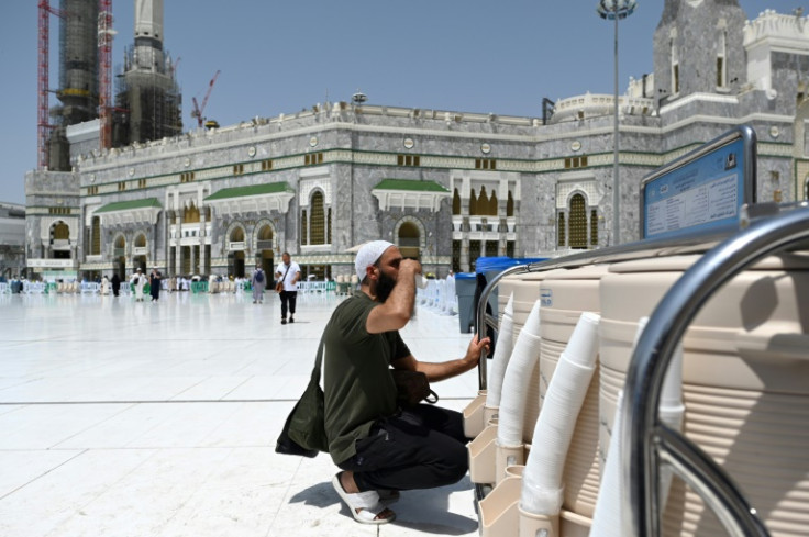 Seorang peziarah meminum air suci dari mata air Zamzam di Masjidil Haram di Mekkah