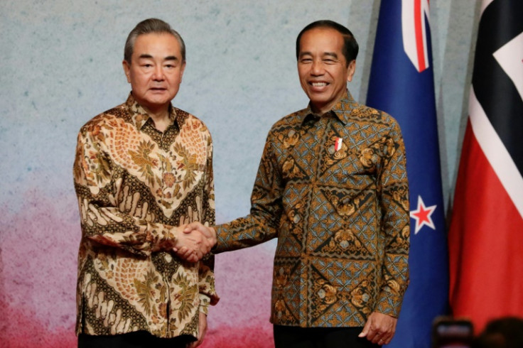 Presiden Indonesia Joko Widodo (kanan) menyambut pemimpin kebijakan luar negeri China Wang Yi di Jakarta