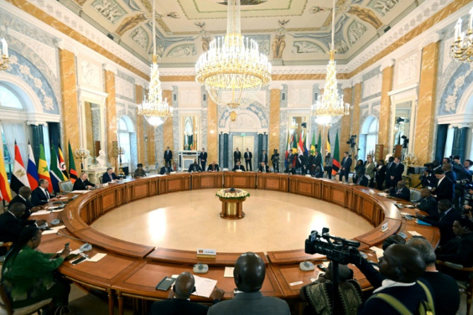 Presiden Rusia Vladimir Putin menghadiri pertemuan dengan delegasi para pemimpin Afrika pada bulan Juni