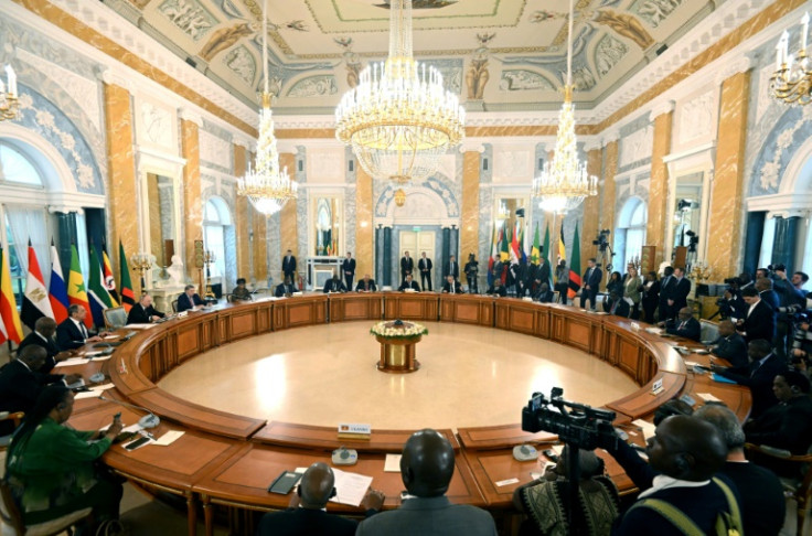 Presiden Rusia Vladimir Putin menghadiri pertemuan dengan delegasi para pemimpin Afrika pada bulan Juni