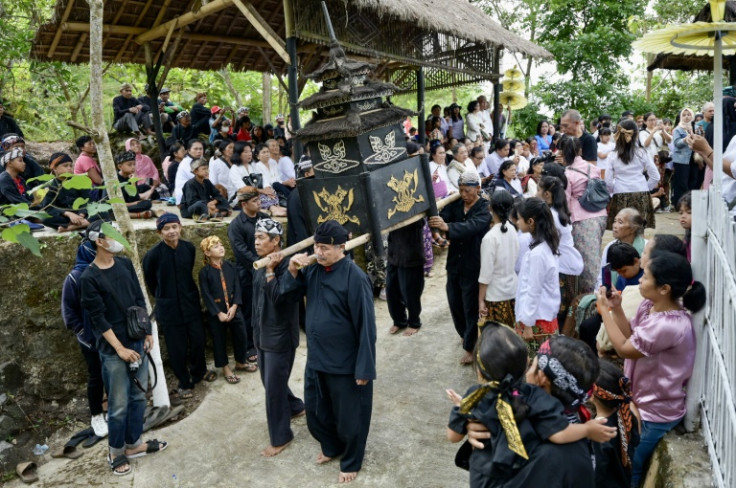 Terlepas dari keberadaan agama selama berabad-abad, para pengikutnya terus menghadapi hambatan terhadap kemampuan mereka untuk menjalankan keyakinan mereka