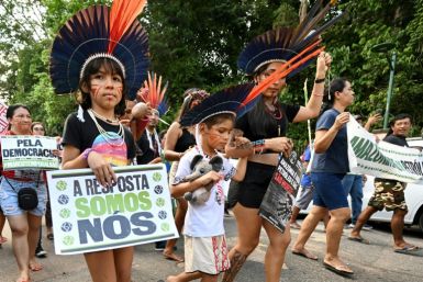 Aktivis Amazon Pribumi dan juru kampanye iklim berdemonstrasi di sela-sela pertemuan puncak di Belem, Brasil untuk menyelamatkan hutan hujan dunia