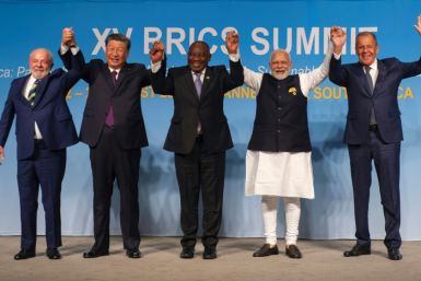 Pemotretan KTT: Dari kiri, Presiden Luiz Inacio Lula da Silva dari Brasil; Presiden Tiongkok Xi Jinping; Presiden Afrika Selatan Cyril Ramaphosa; Perdana Menteri Narendra Modi dari India; dan Menteri Luar Negeri Rusia Sergei Lavrov