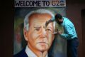 Seniman India Jagjot Singh Rubal memberikan sentuhan terakhir pada lukisan cat minyak Presiden AS Joe Biden, menjelang KTT G20 dua hari di New Delhi