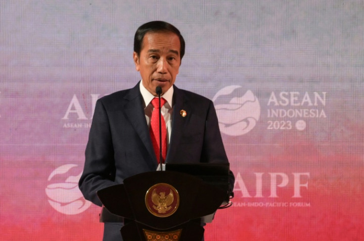 Presiden Indonesia Joko Widodo mengatakan ASEAN telah setuju &#39;untuk bekerja sama dengan siapa pun demi perdamaian dan kemakmuran&#39;
