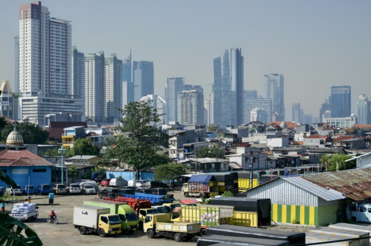 Penjual di pasar tekstil terbesar di Asia Tenggara menuntut pemerintah Indonesia memberlakukan larangan terhadap cabang e-commerce Tiktok karena penjualannya menurun