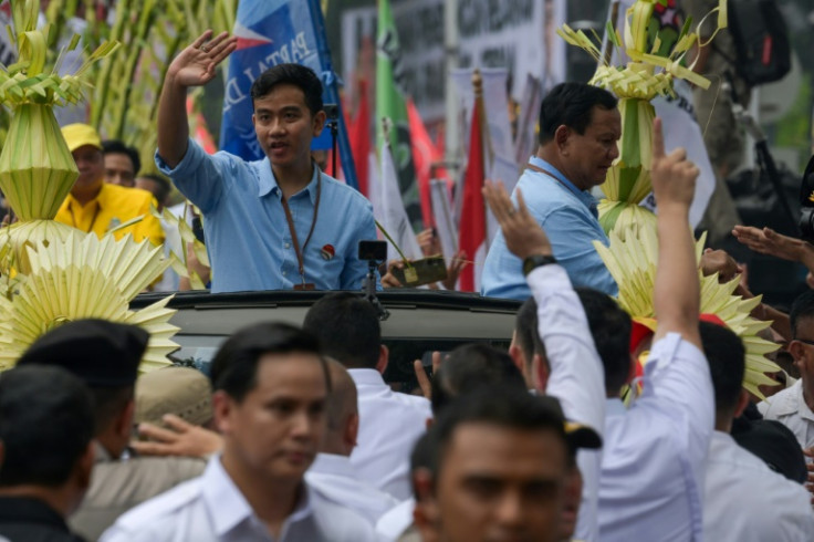 Calon presiden Prabowo Subianto (kanan) dan pasangannya Gibran Rakabuming Raka (kiri) dianggap sebagai kandidat terdepan.
