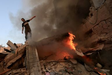 Seorang warga Palestina di reruntuhan bangunan yang runtuh setelah serangan Israel terhadap Khan Yunis di Gaza selatan