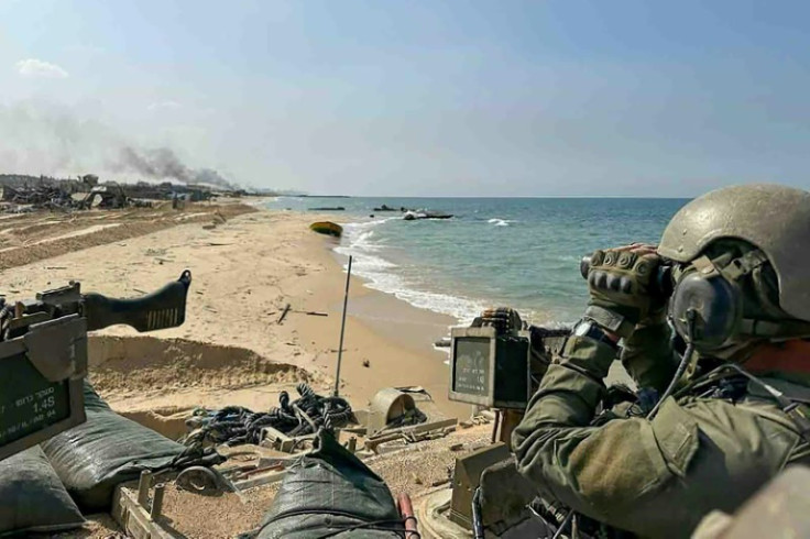 Gambar yang dirilis tentara Israel pada 5 November 2023 ini menunjukkan pasukan Israel berpatroli di sepanjang pantai Jalur Gaza saat pertempuran antara Israel dan gerakan Hamas Palestina terus berlanjut.