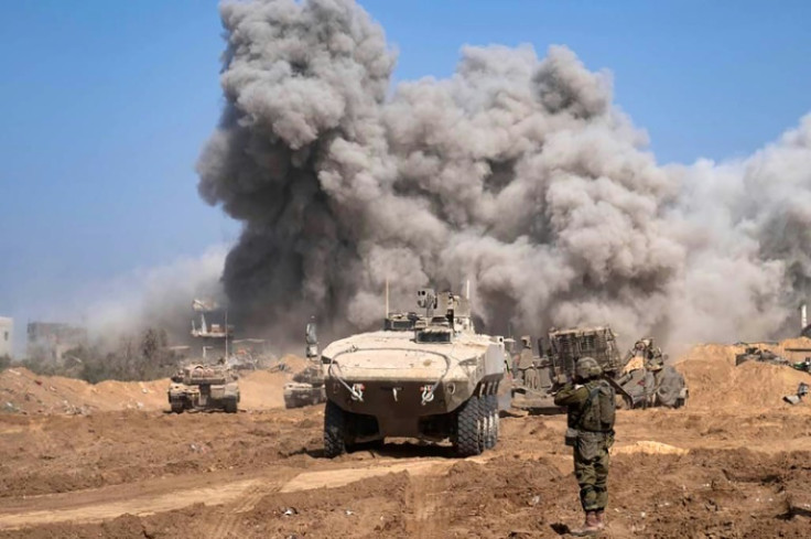 Gambar yang dirilis tentara Israel pada 5 November 2023 menunjukkan kendaraan militer Israel dan asap tebal di dalam Jalur Gaza saat pertempuran antara Israel dan gerakan Hamas Palestina terus berlanjut.