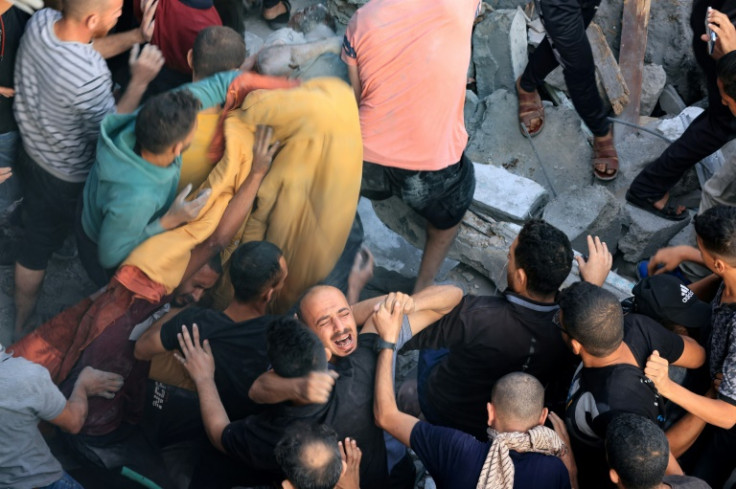 Seorang pria bereaksi saat jenazah saudaranya dikeluarkan dari bawah reruntuhan bangunan yang hancur akibat serangan Israel di kamp pengungsi Al-Maghazi di Deir Balah di Jalur Gaza tengah, pada 5 November 2023