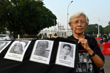 Maria Catarina Sumarsih mengadakan protes mingguan di dekat istana kepresidenan Indonesia untuk mencari keadilan bagi putranya, yang dibunuh oleh tentara