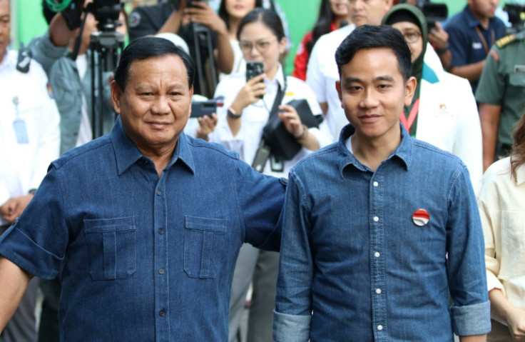 Upaya ketiga Prabowo Subianto untuk menjadi presiden akan menjadikan putra Presiden Joko Widodo, Gibran Rakabuming Raka (kanan) sebagai pasangannya – yang berpotensi meningkatkan daya tariknya