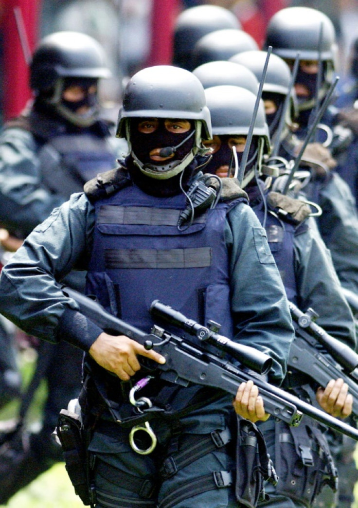 Antara tahun 1997 dan 1998, Kopassus pasukan khusus Angkatan Darat Indonesia digunakan oleh Jakarta untuk mengatasi kerusuhan internal
